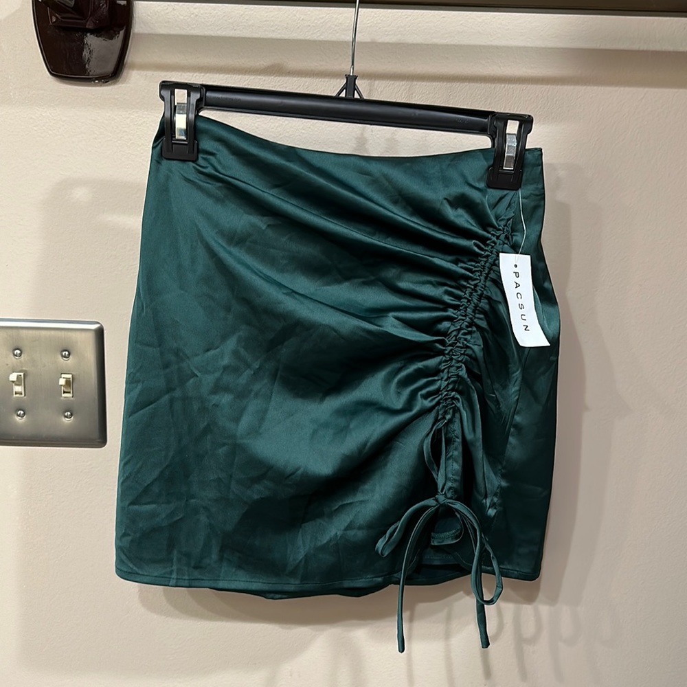 NWT Kendall and Kylie green satin skirt - Picture 1 of 2